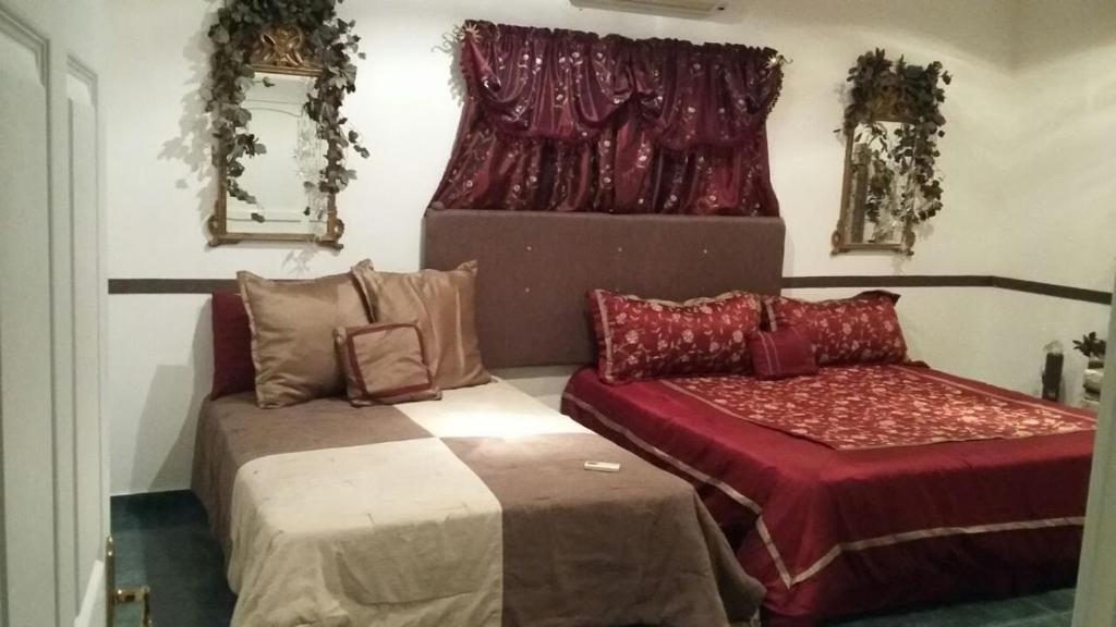 Pokój z 2 łóżkami i oknem w obiekcie residencia 2 w mieście Mazatlán
