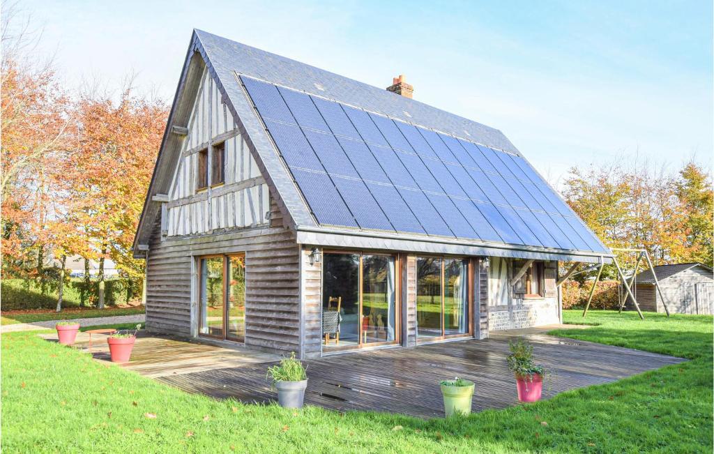 una casa con paneles solares en el techo en Lovely Home In Hattenville With Kitchen, en Hattenville