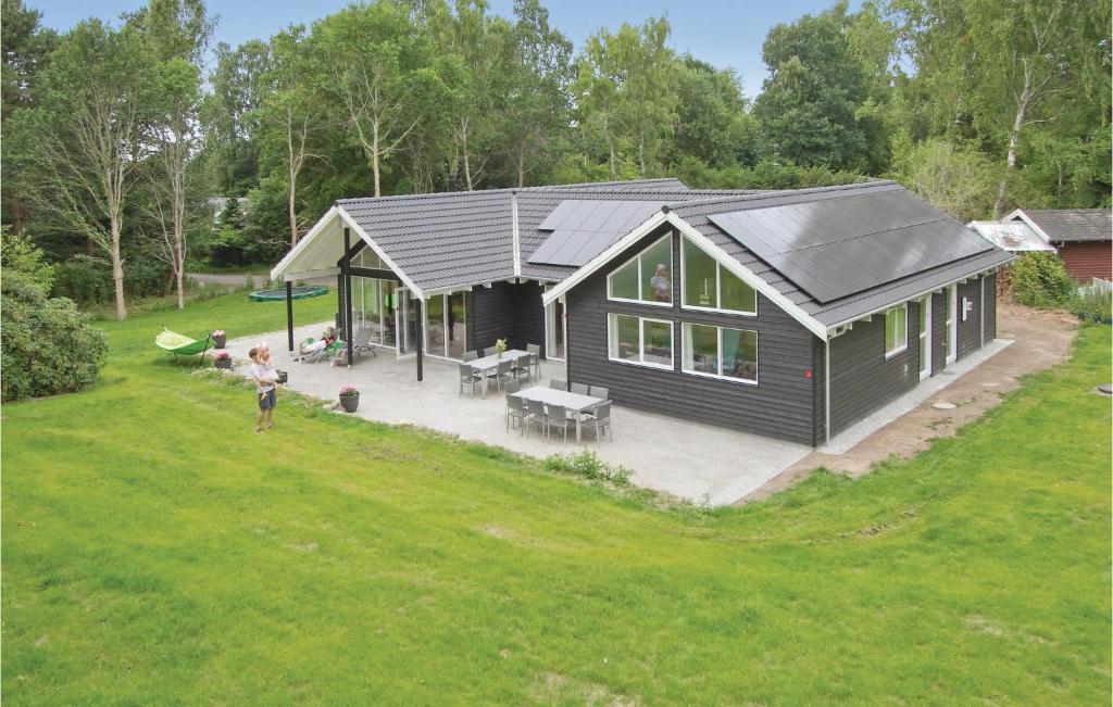 DronningmølleにあるStunning Home In Hornbk With 5 Bedrooms, Sauna And Wifiの裏庭のある黒家の頭上