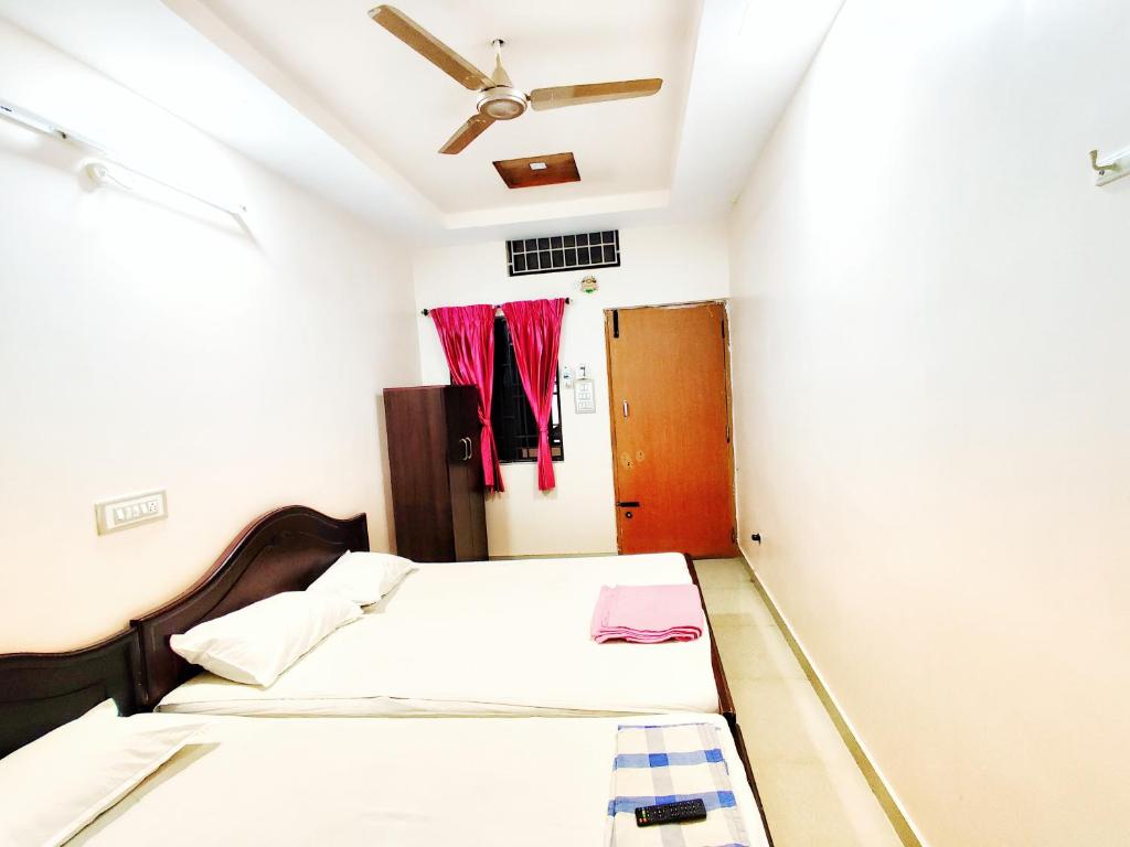 Postel nebo postele na pokoji v ubytování Sakthimurugan residency