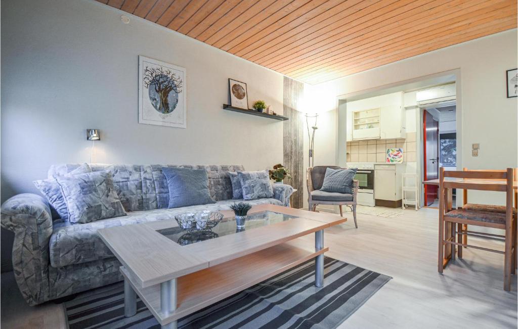 エーベルトフトにあるNice Apartment In Ebeltoft With 1 Bedrooms, Wifi And Outdoor Swimming Poolのリビングルーム(ソファ、テーブル付)