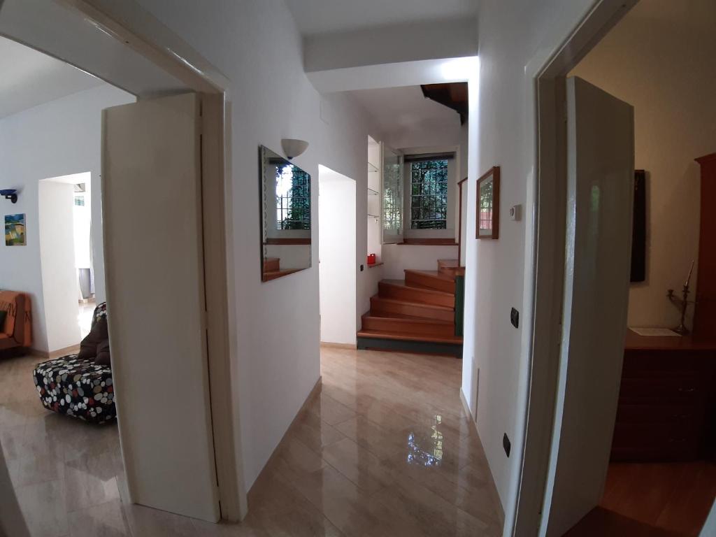 een hal met witte muren en een trap in een huis bij Luminoso appartamento sull'Hortus Conclusus in Benevento