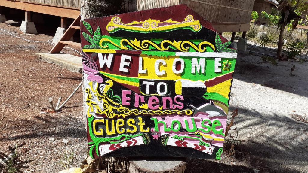 Una señal que dice bienvenido a la casa de huéspedes El Fuego en Erens Guest House en Waisai