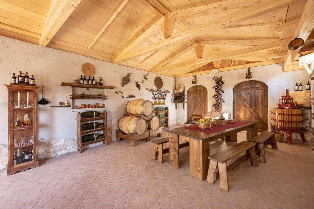 um quarto grande com uma mesa e um monte de garrafas de vinho em La Cantina dello Sgatto em Procida