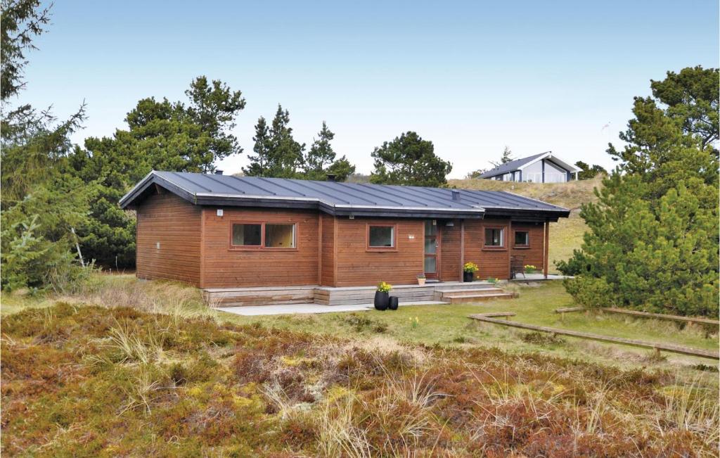 ein Haus mit Sonnenkollektoren auf dem Dach in der Unterkunft 4 Bedroom Stunning Home In Fan in Fanø