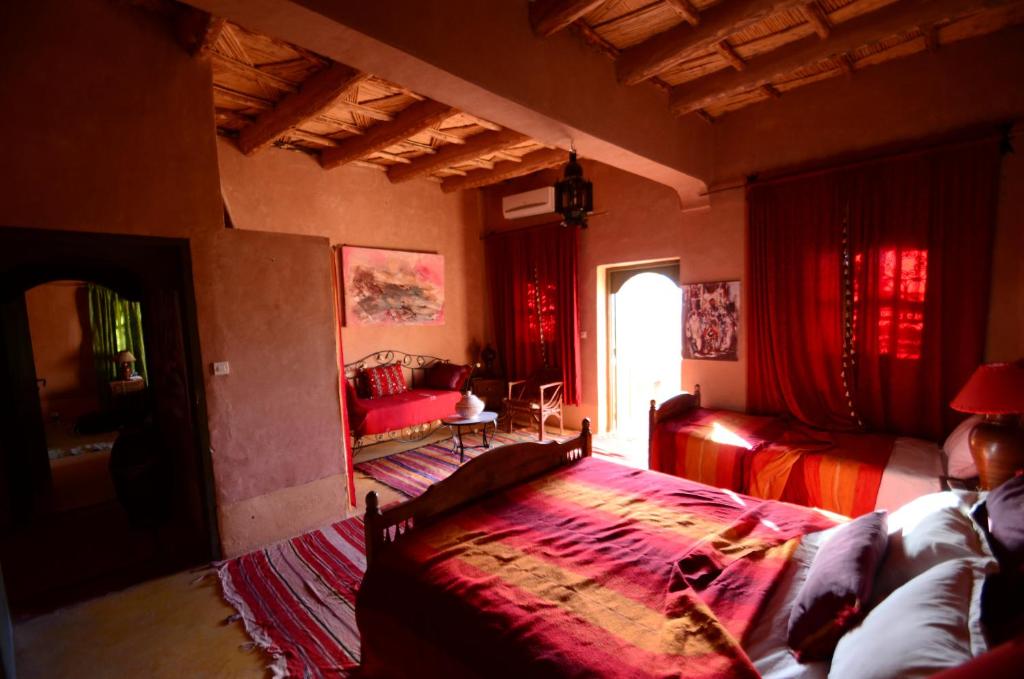 Un pat sau paturi într-o cameră la Kasbah du Peintre