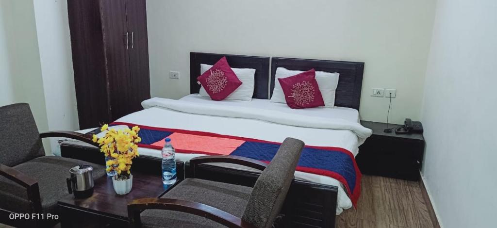เตียงในห้องที่ Kundan Plaza Jasola