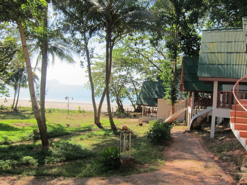 uitzicht op het strand vanuit het huis bij Cameron Island Resort in Ko Sukon