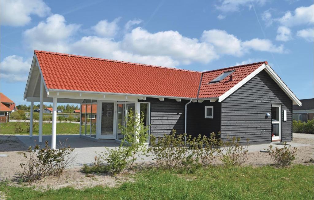 una decoración de una pequeña casa con techo naranja en Amazing Home In Vggerlse With 2 Bedrooms And Wifi, en Bøtø By