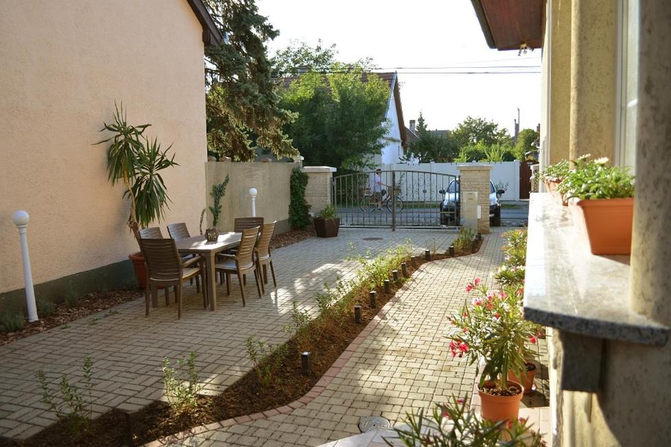 Vonkajšia záhrada v ubytovaní Gyula Wellness Villa