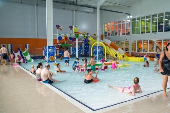 un grupo de personas en una piscina cubierta en 185 Holiday Resort Unity en Berrow