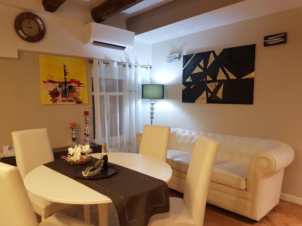 sala de estar con mesa y sofá blanco en Suite Home 5 Terre, en La Spezia