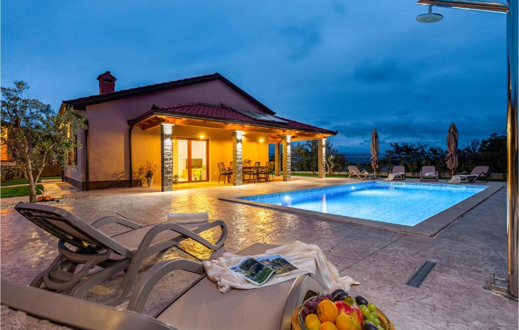 une villa avec une piscine et une maison dans l'établissement Awesome Home In Buzet With Wifi, à Buzet
