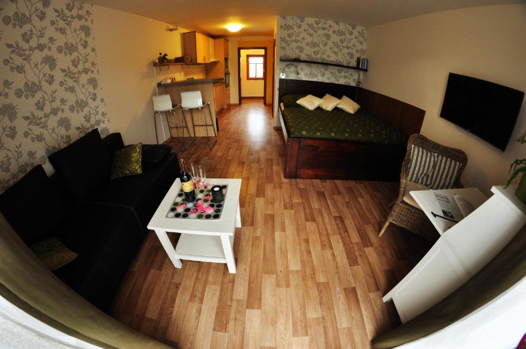 ein Wohnzimmer mit einem Sofa und einem Tisch in der Unterkunft Apartmá Krkonoše in Martinice