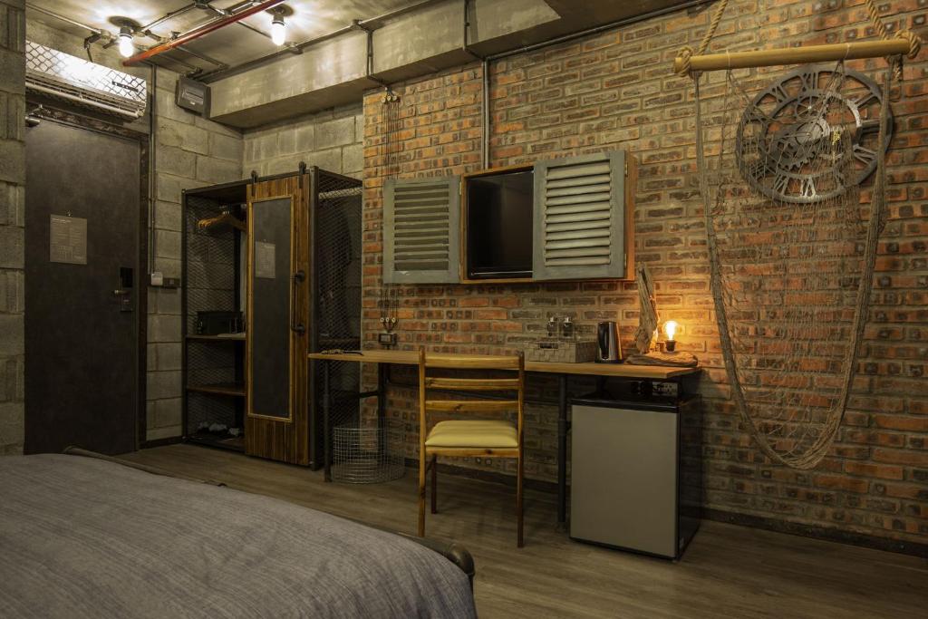 TV a/nebo společenská místnost v ubytování Bridges Danang Boutique Hotel