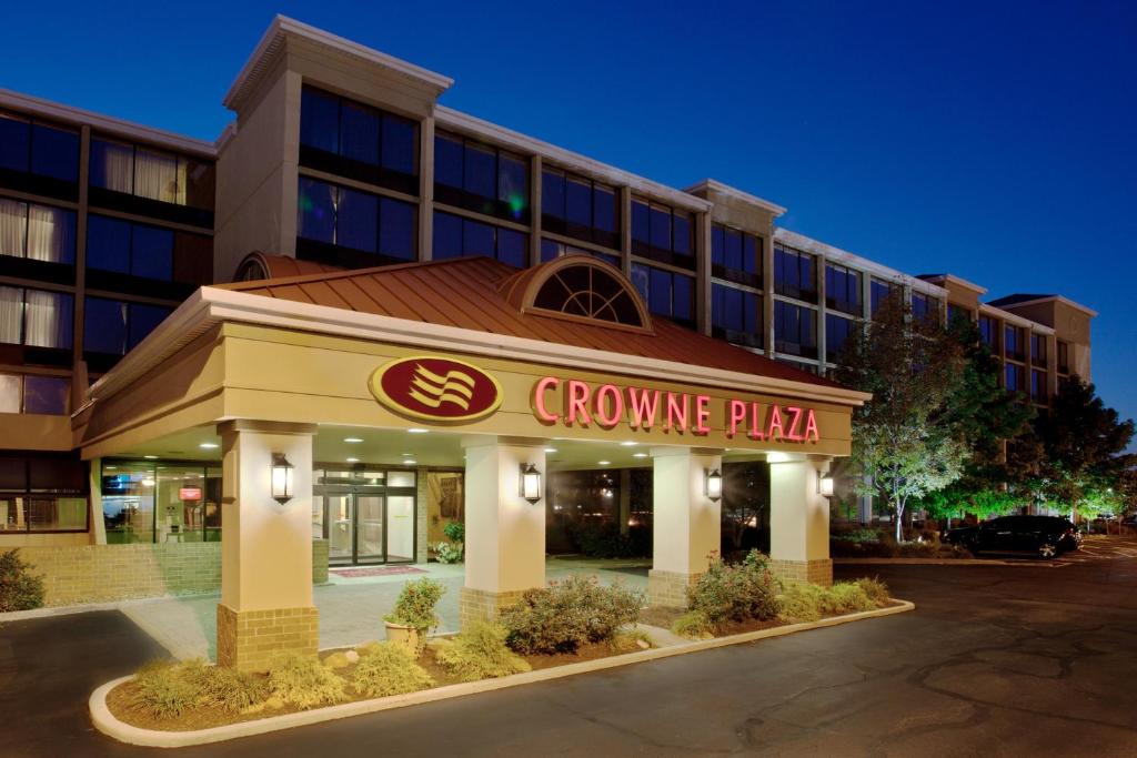 una vista frontal de un hotel Crown Plaza en Crowne Plaza Cleveland Airport, an IHG Hotel, en Middleburg Heights