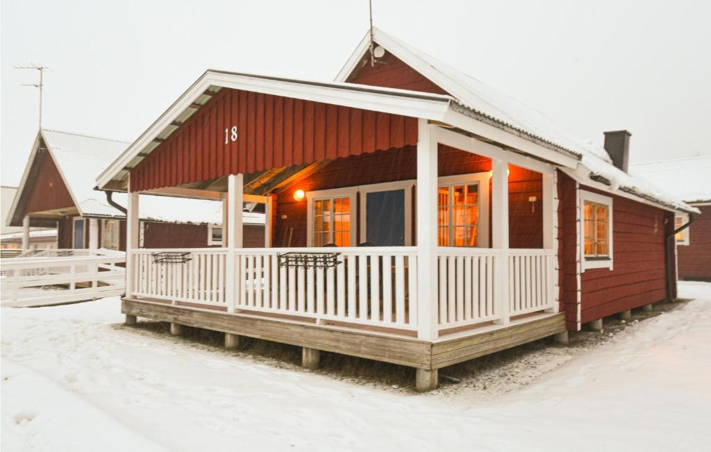 een klein huis met een veranda in de sneeuw bij Stunning Home In Sysslebck With 2 Bedrooms And Wifi in Sysslebäck