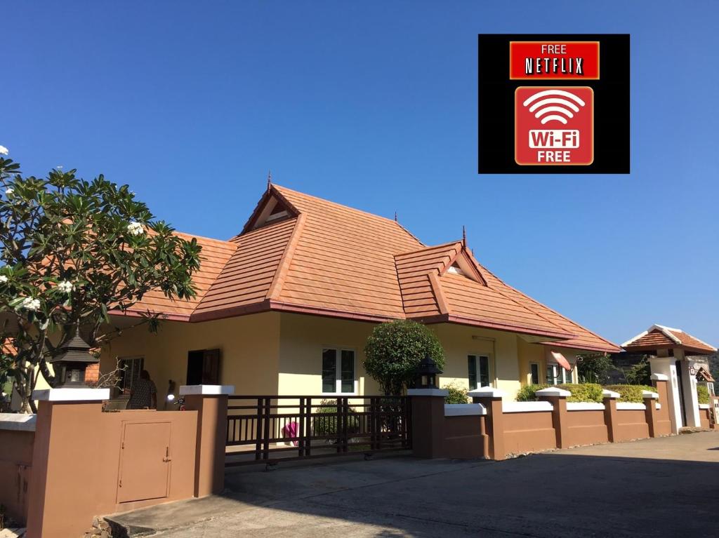 Large villa with private pool in quiet area - Housity