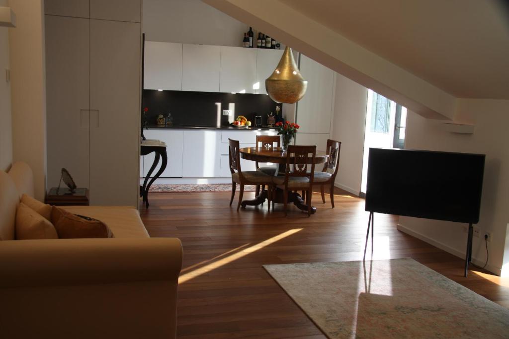 TV a/nebo společenská místnost v ubytování Al Ciani Balcony Suite