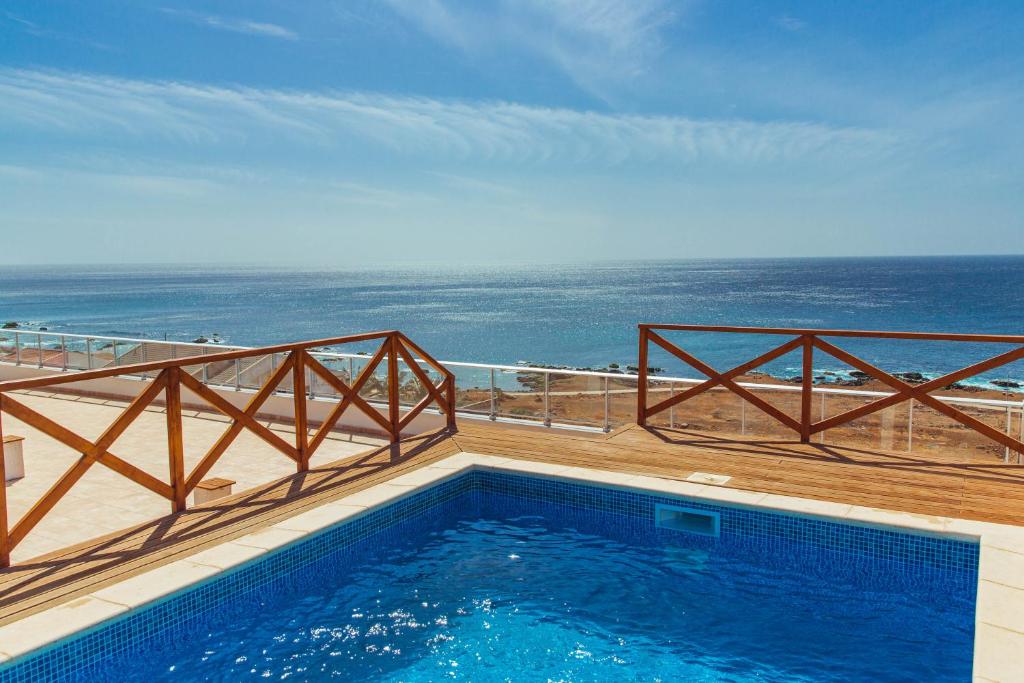 プライアにあるApartHotel Cesaria Beachの海が見えるプール