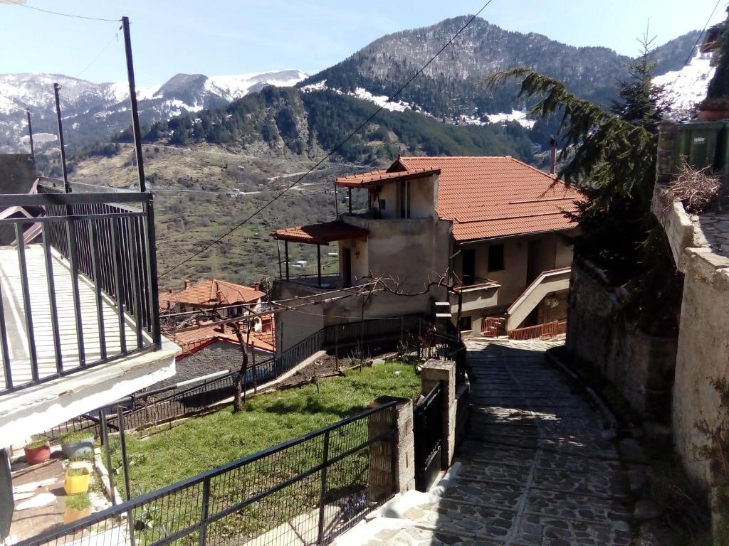 a view of a house with mountains in the background at Balkone in Montagna (Μπαλκόνι στο Βουνό ) in Metsovo