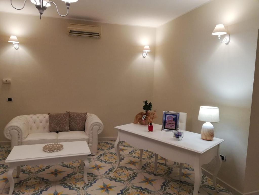 ein Wohnzimmer mit einem Sofa und einem Tisch in der Unterkunft Il Sogno Srls in Airola