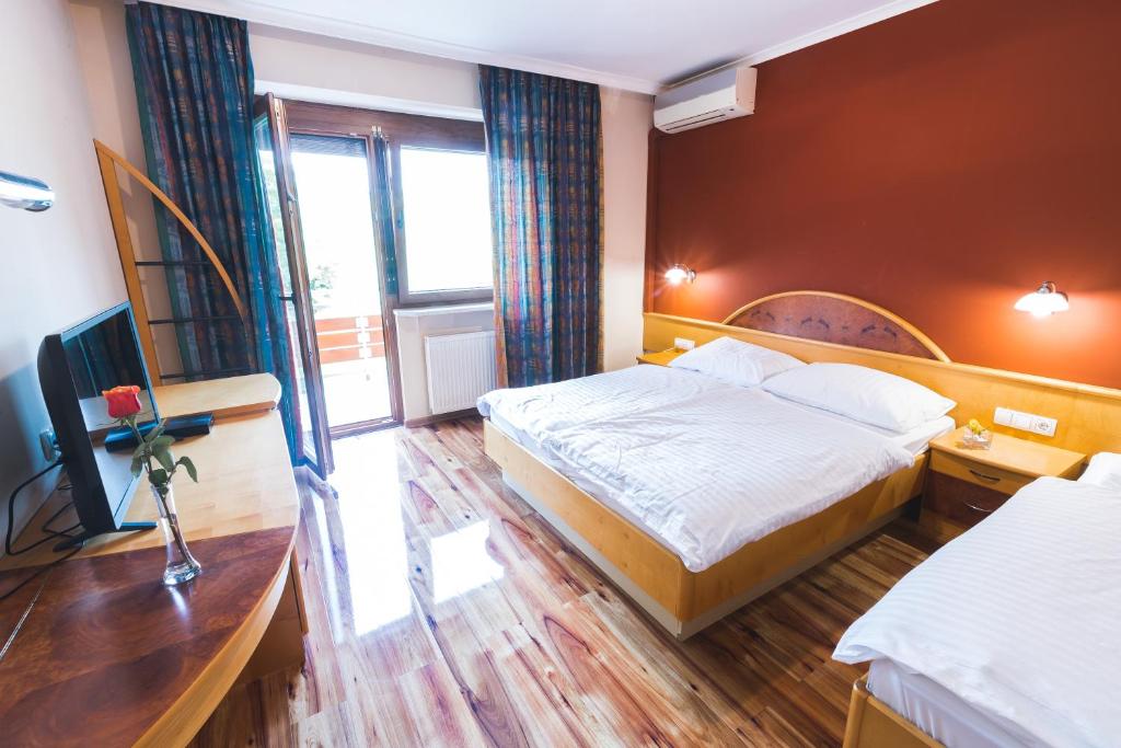 HOTEL SMUK - Triple Room With Balcony