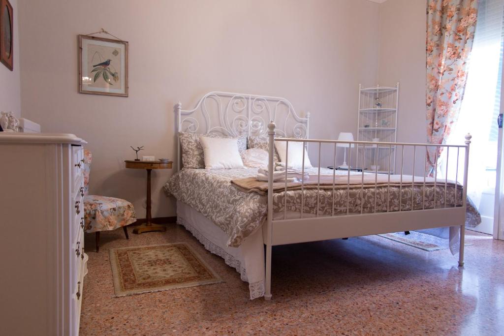 een slaapkamer met een wit bed en een raam bij Appartamento Santa Rita in Vigevano