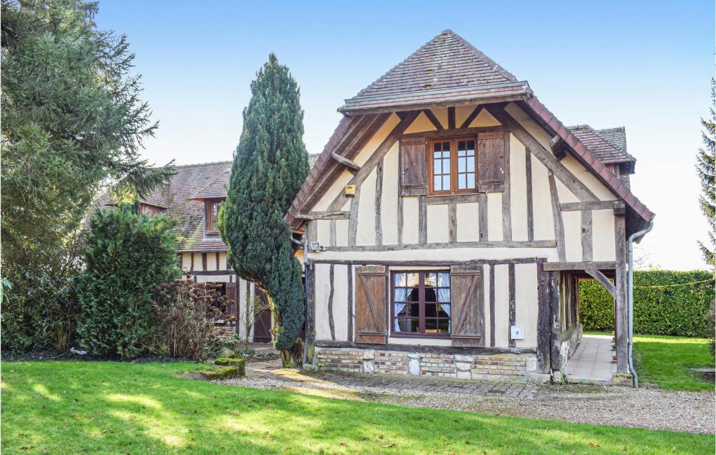 ein altes Haus mit einem Gameradach in der Unterkunft 4 Bedroom Beautiful Home In Bosroumois in Bosnormand