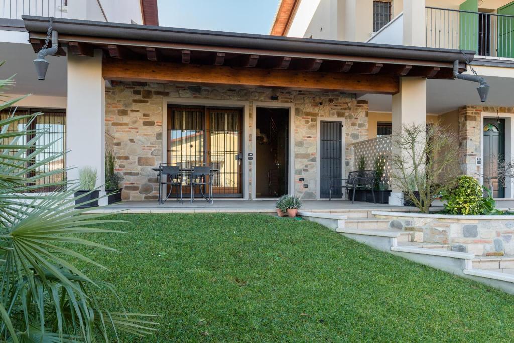 a house with a front porch with a lawn at Casa Lorena in Desenzano del Garda