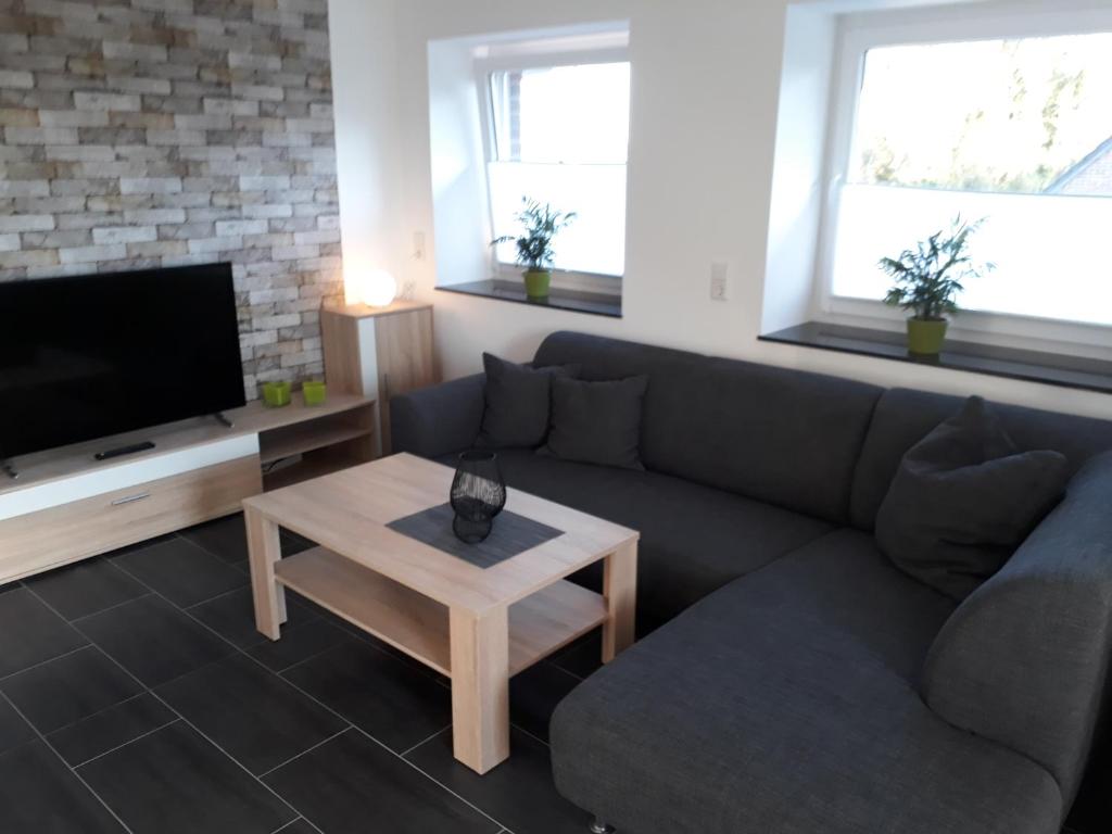 sala de estar con sofá y mesa de centro en Ferienwohnung Pusteblume, en Alpes