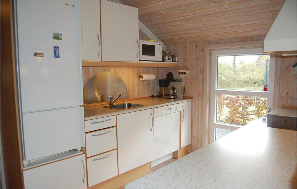 Kuchyň nebo kuchyňský kout v ubytování Holiday Home Nøddehaven Oksbøl Iv