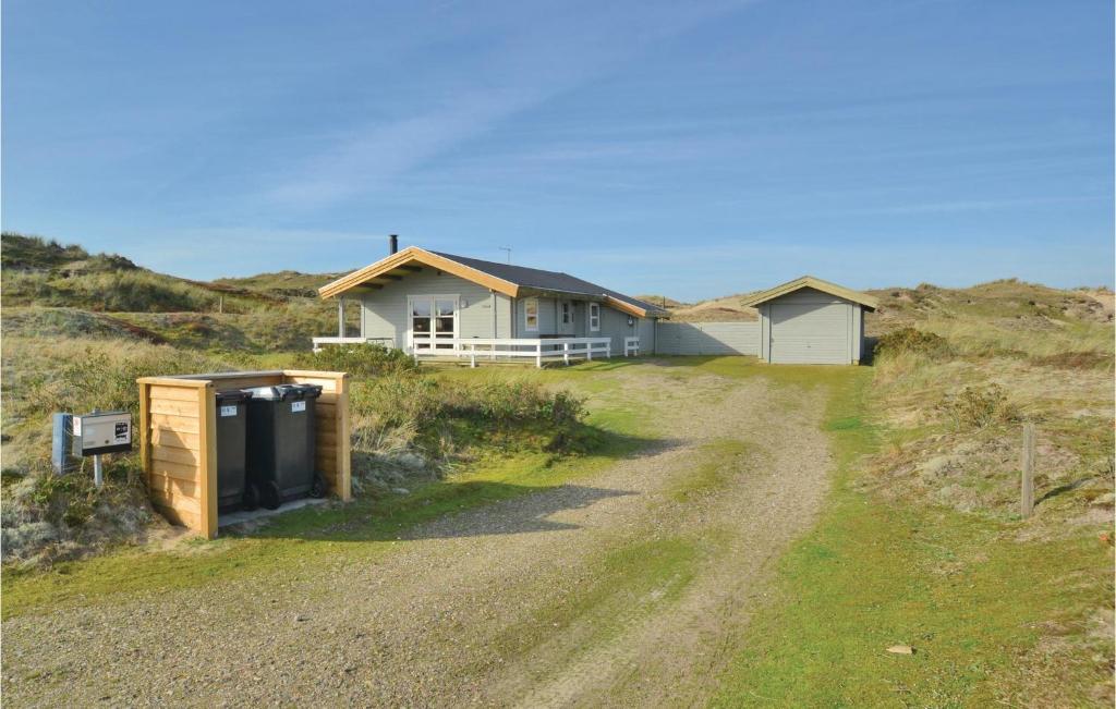 een huis aan de kant van een onverharde weg bij Nice Home In Fan With House Sea View in Sønderho