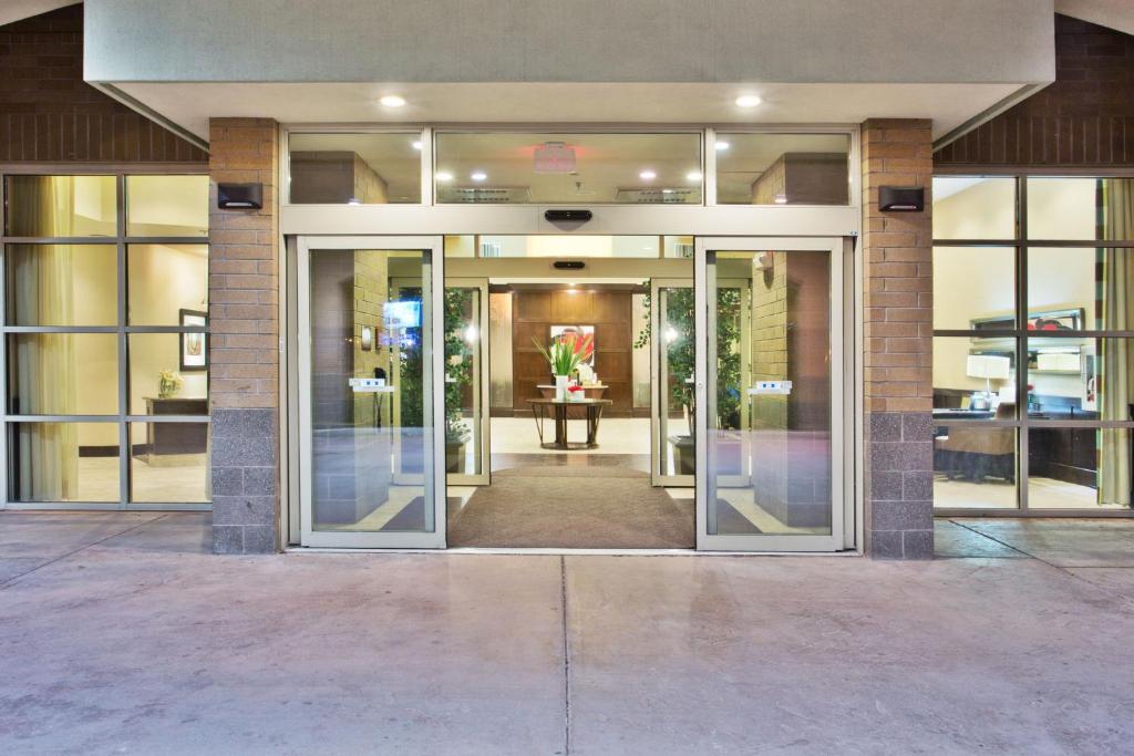 Exteriér nebo vchod ubytování Crowne Plaza Anchorage-Midtown by IHG