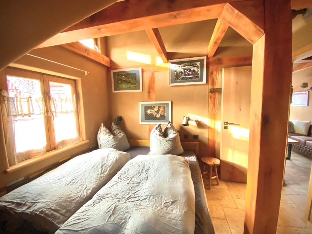 a bedroom with two beds in a room at Exklusive ökologische Ferienwohnung , Innenstadt, DG in Wernigerode