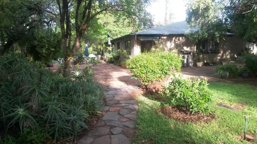 Κήπος έξω από το Angela's Guest House