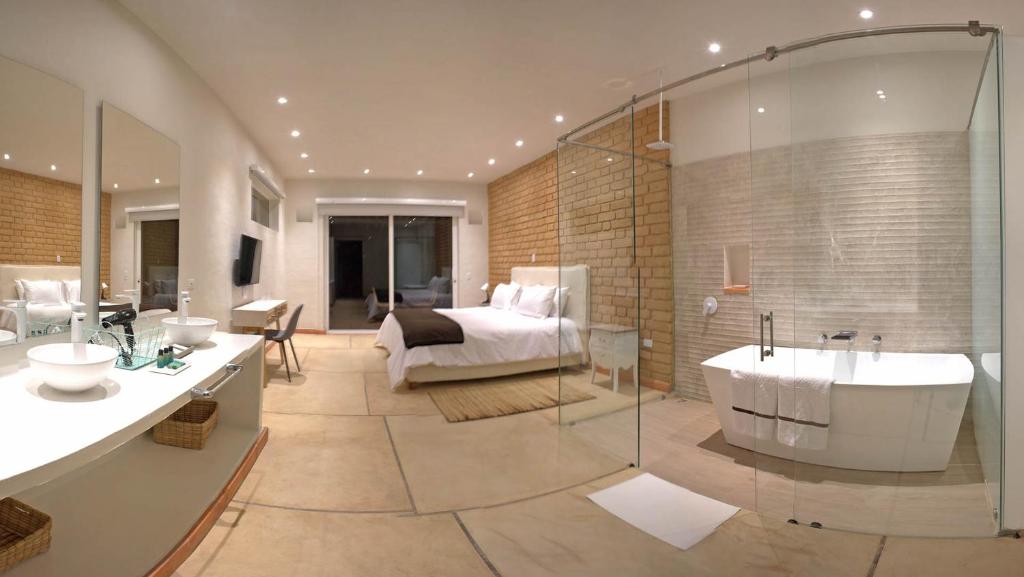 łazienka z łóżkiem i wanną oraz sypialnia w obiekcie Hotel Alma w mieście Villa de Leyva