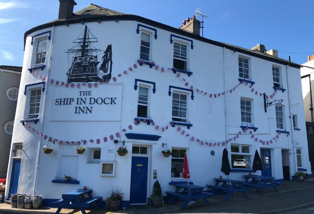 The Ship in Dock Inn - 