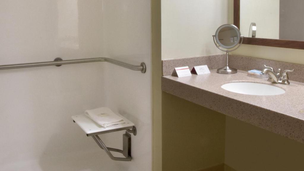 Crowne Plaza Cleveland Airport, an IHG Hotel - 