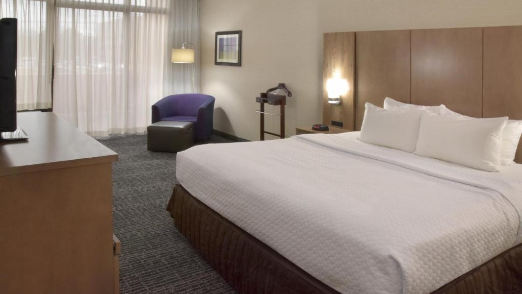 Crowne Plaza Cleveland Airport, an IHG Hotel - 