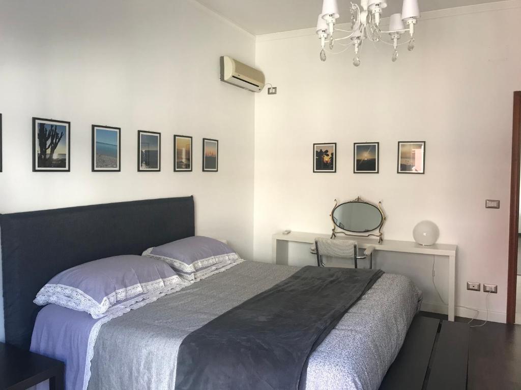 una camera da letto con un letto e uno specchio a parete di La Casa di Anna a Siderno Marina