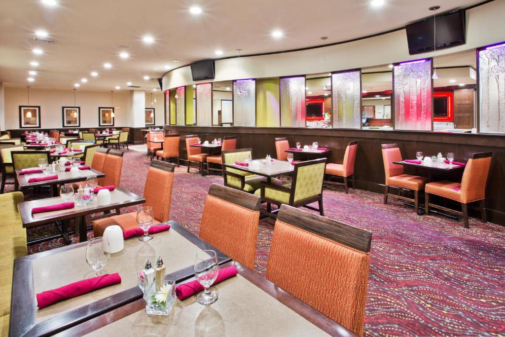 Restaurace v ubytování Crowne Plaza Anchorage-Midtown by IHG