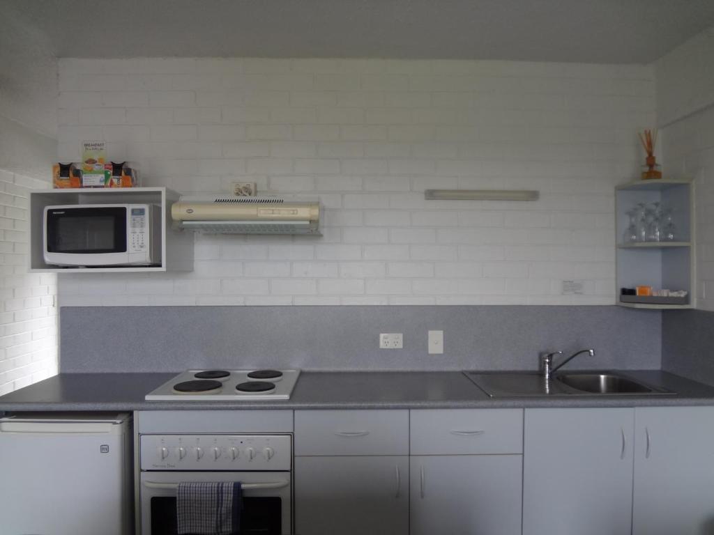 Adina Place Motel Apartments - 