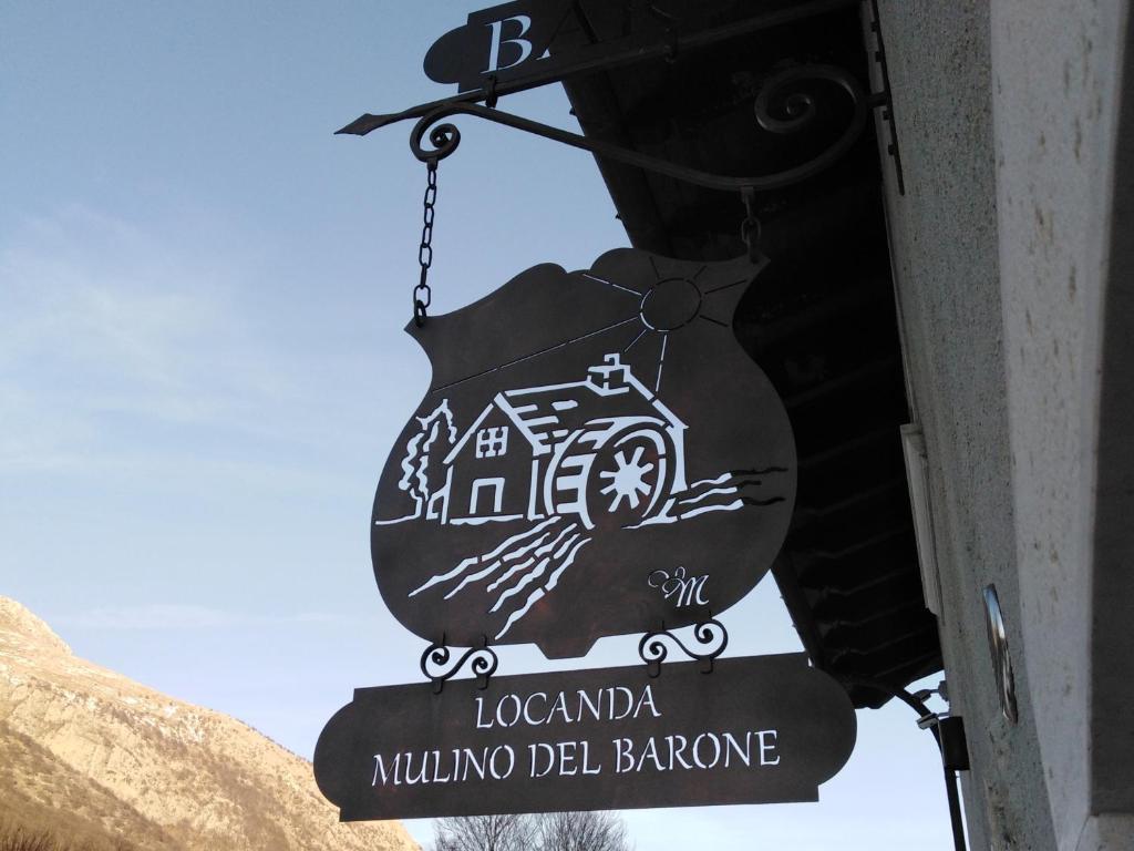 un panneau indiquant un laolinaillailla del barongo dans l'établissement Locanda Mulino del Barone by VM, à Opi