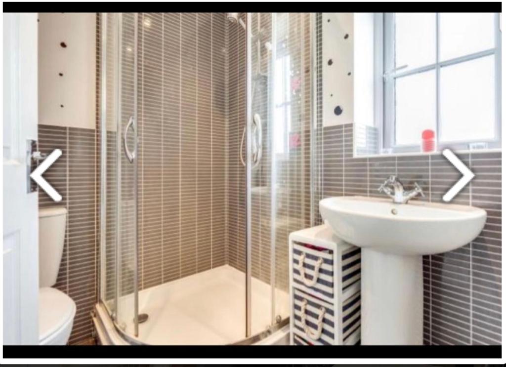 Ένα μπάνιο στο Stunning, contemporary Home from Home