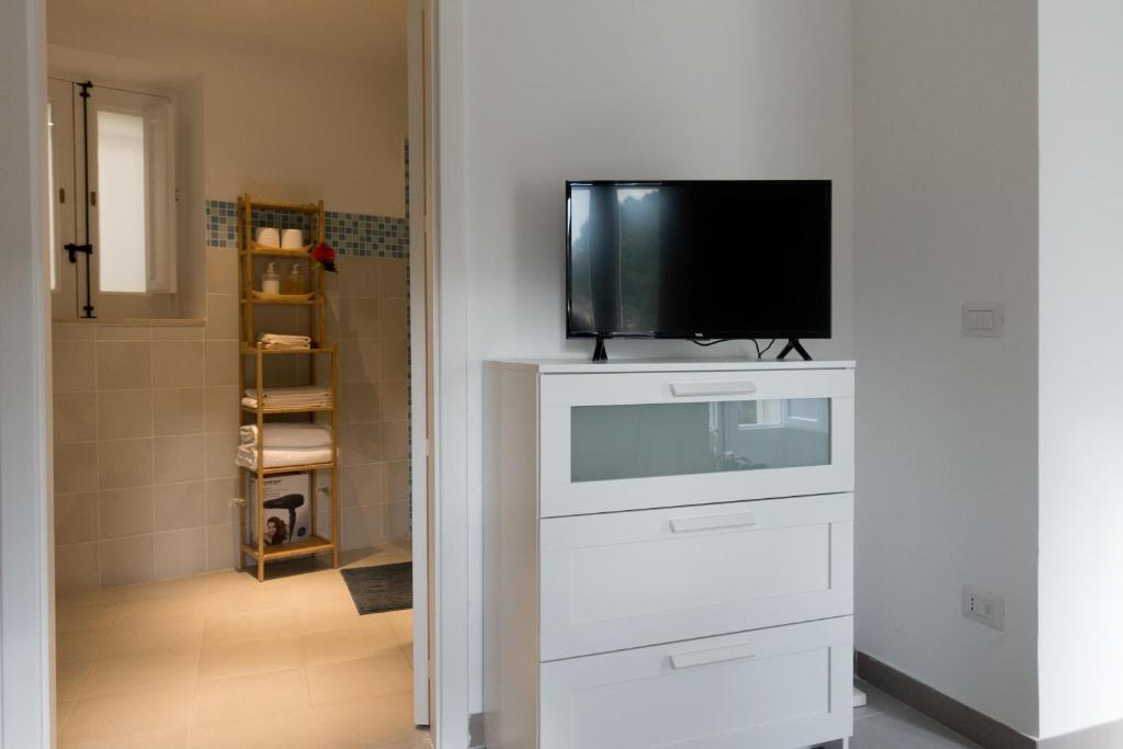 telewizor na komodzie w łazience w obiekcie Aquila Sveva Domus w mieście Ragusa