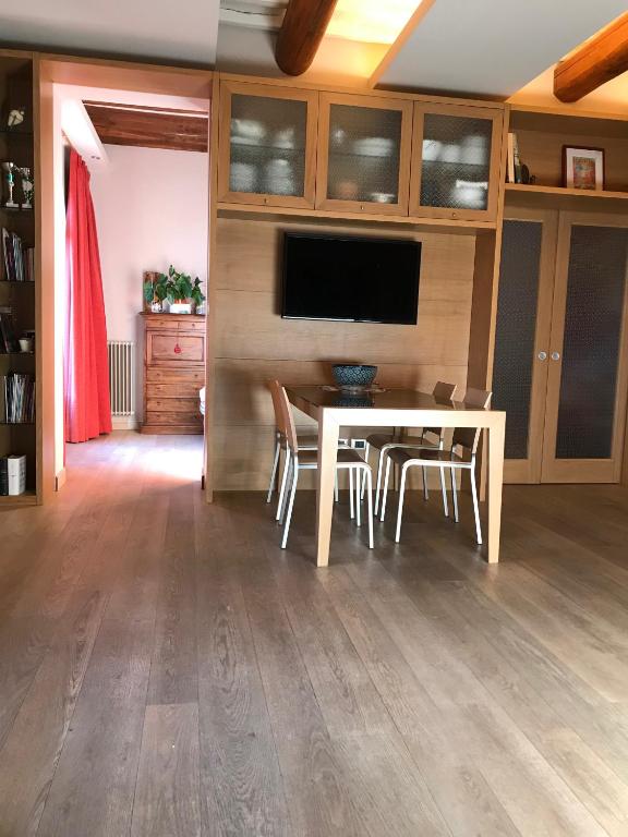 TV a/nebo společenská místnost v ubytování Appartamento in Villa con Piscina - Mhateria Relais