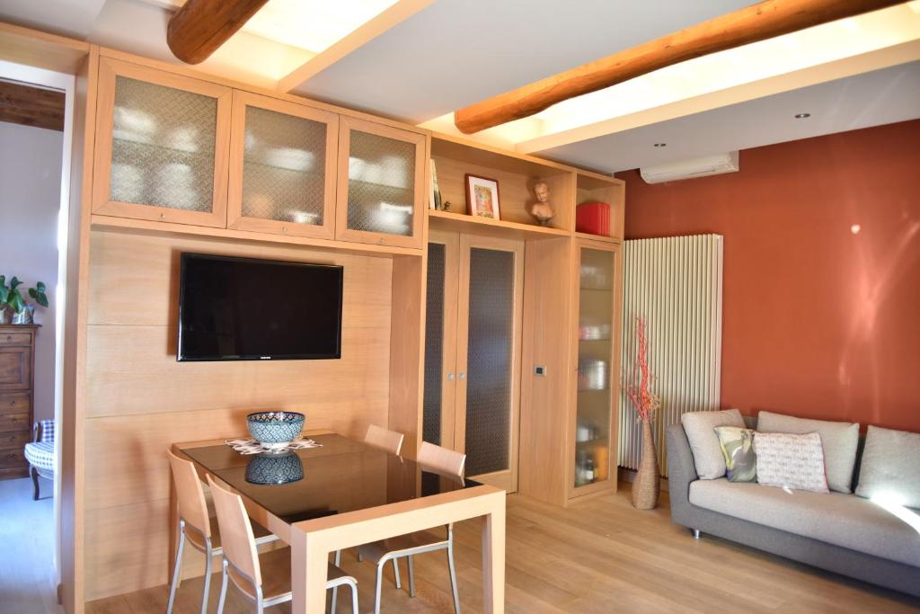 TV a/nebo společenská místnost v ubytování Appartamento in Villa con Piscina - Mhateria Relais