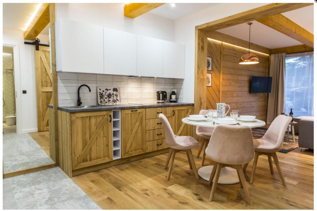 Kuchyňa alebo kuchynka v ubytovaní VIP Apartamenty Gorski Relax SPA