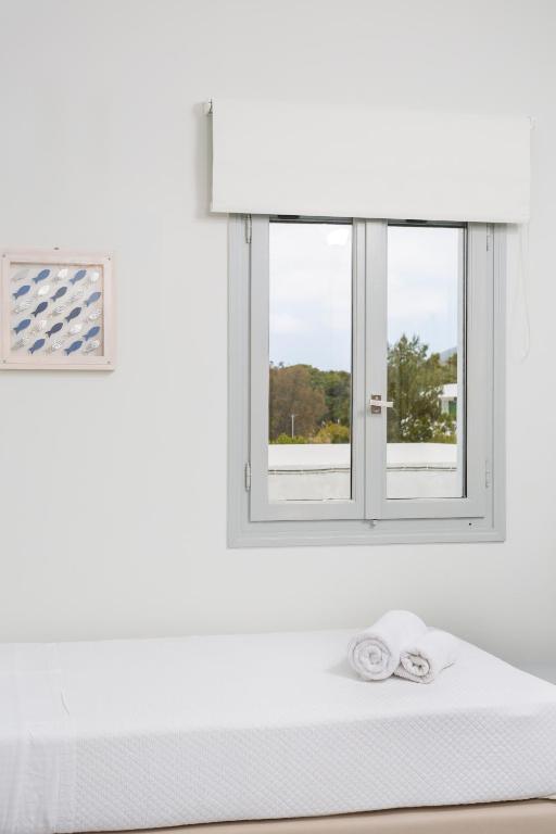 Postel nebo postele na pokoji v ubytování Heart of Paros Apartments